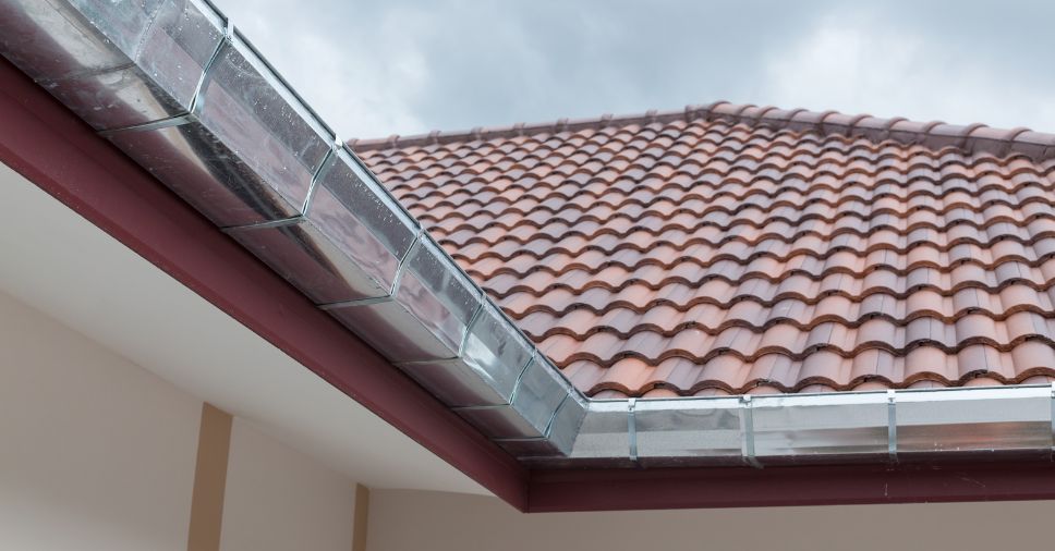 casa que contratou empresa que sabe pintar chalha de telhado