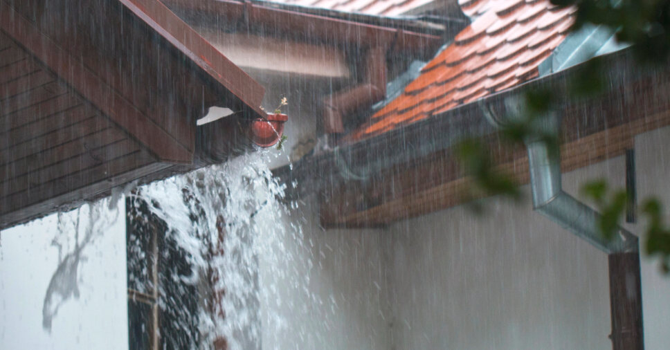 Calhas residenciais fazendo captação de agua da chuva